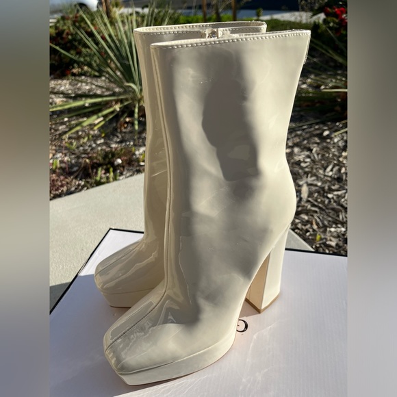 GUESS Womens Ivory 1-1/2" Platform Logo Byra Square Toe Block Heel Booties - Picture 4 of 9